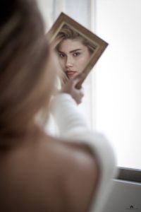 mulher no espelho